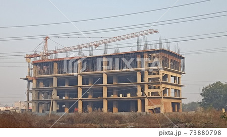 新興国のビル建設工事現場 73880798