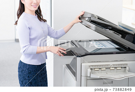 オフィスでコピーをとる女性社員 オフィスでコピーをとる女性社員 73882849