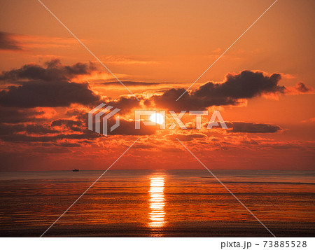 朝焼けと海の写真素材