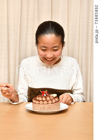 ホールケーキと女の子の写真素材 7352