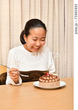 ホールケーキと女の子の写真素材 7353