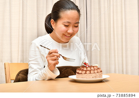 ホールケーキと女の子の写真素材 7354