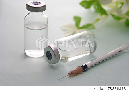 注射器とクスリ瓶 73886838