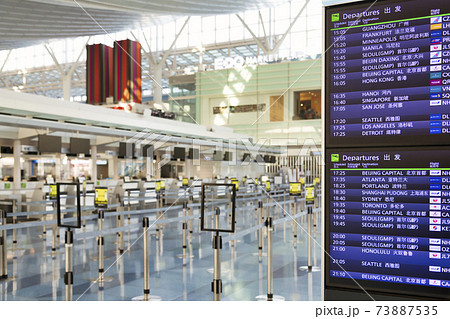 【羽田空港　緊急事態宣言中の第3ターミナル出発ロビー】 73887535