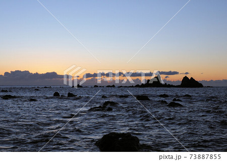 真鶴半島 夫婦岩 初日の出の写真素材