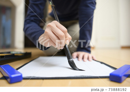 書き初めをする中学生 73888192