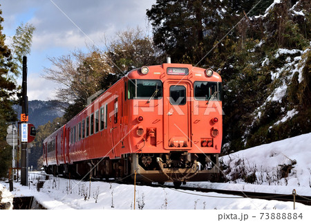 雪景色を走る赤いディーゼルカー 73888884