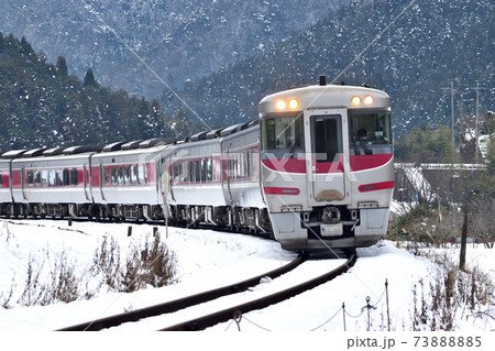 雪の播但線を走る特急はまかぜ 73888885