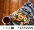 テーブルに置かれたツナチーズトーストと紅茶 73889999