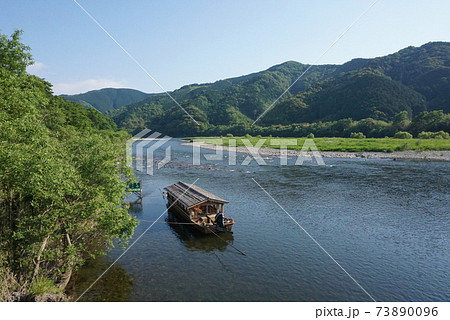四万十川の船遊びは観光の目玉になっている。その時に使う屋形船 四万十川の船遊びは観光の目玉になっている。その時に使う屋形船 73890096