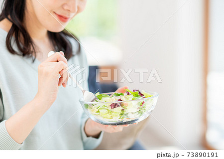 サラダを食べるミドルの女性 73890191