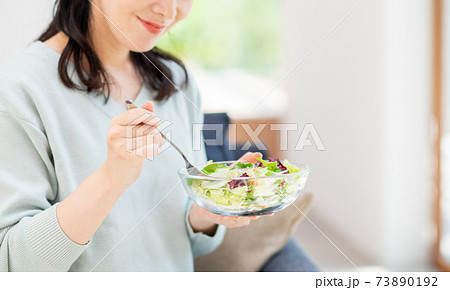 サラダを食べるミドルの女性 サラダを食べるミドルの女性 73890192