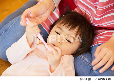 あかちゃんの歯磨き 仕上げ磨き 仕上げ歯磨き 練習 の写真素材