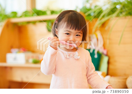 あかちゃんの歯磨き　仕上げ磨き　仕上げ歯磨き　練習　撮影協力・RYOZAN PARK大塚 73890350