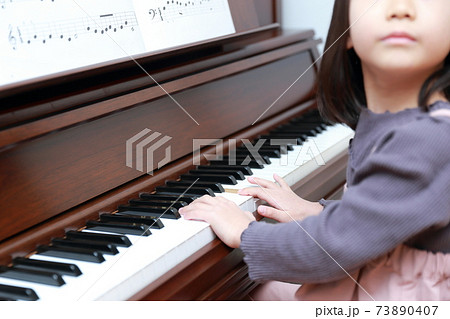 アップライトピアノを弾く5歳の女の子 73890407
