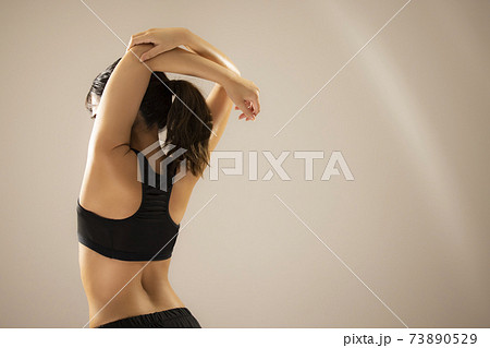 女性　　アスリート　スポーツ   73890529