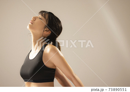 女性　　アスリート　スポーツ   73890551