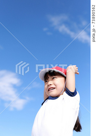 体操服で幼稚園の運動会に参加する女の子の写真素材