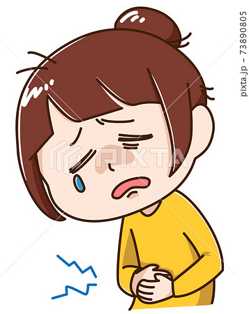 腹痛に耐える女性 腹痛に耐える女性 73890805