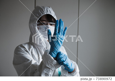 防護服の女性・感染症対策をする最前線の人イメージ 73890972