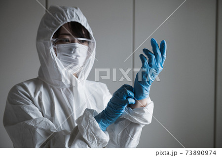 防護服の女性・感染症対策をする最前線の人イメージ 73890974
