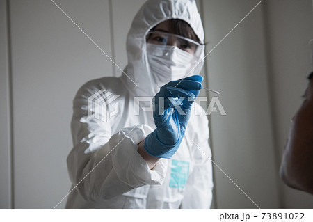 PCR検査・防護服の女性・感染症対策をする最前線の人イメージ 73891022