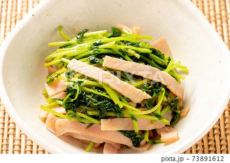 豆苗とハムの炒め物。 豆苗とハムの炒め物。 73891612