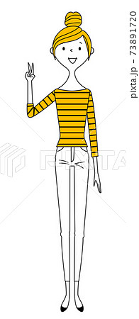 若い女性　ママ　Vサイン　ピース 73891720