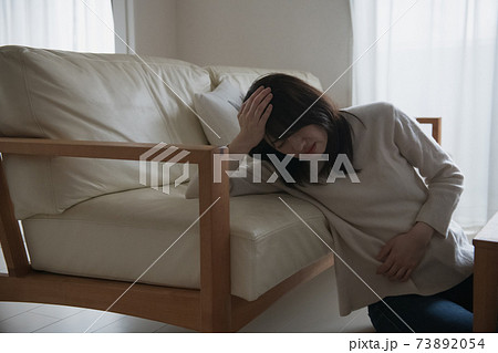 体調不良・落ち込む女性イメージ 体調不良・落ち込む女性イメージ 73892054