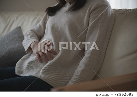 腹痛・体調不良の女性イメージ 73892095