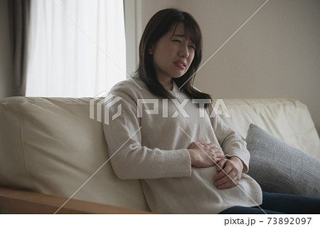 腹痛・体調不良の女性イメージ 腹痛・体調不良の女性イメージ 73892097