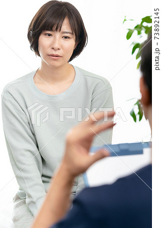 施術前にカウンセリングを受ける女性 73892145
