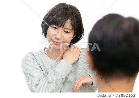 施術前にカウンセリングを受ける女性 73892152