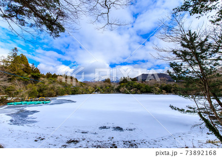 凍り付く白雲の池　雪景色　【長崎県雲仙市】 73892168