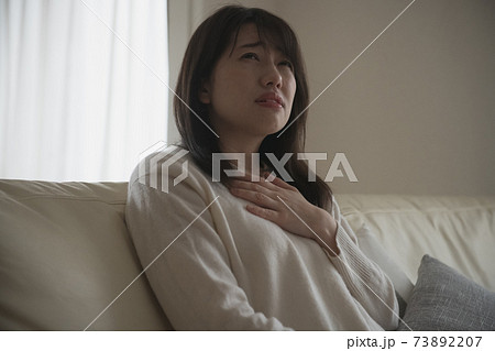 ストレス・緊張を感じる女性、体調不良の女性イメージ 73892207