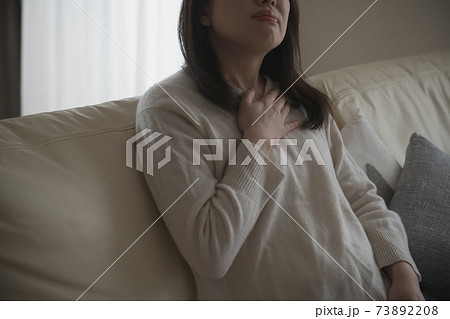 ストレス・緊張を感じる女性、体調不良の女性イメージ ストレス・緊張を感じる女性、体調不良の女性イメージ 73892208