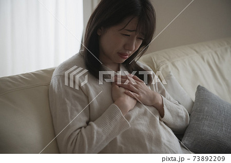 ストレス・緊張を感じる女性、体調不良の女性イメージ 73892209
