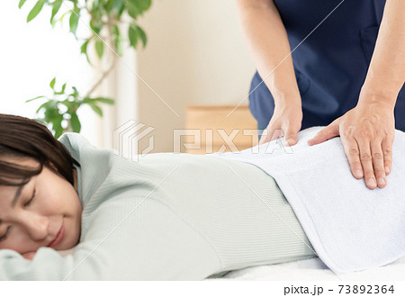 整体を受ける女性 73892364