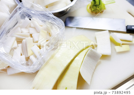 青首大根の皮の短冊切り 73892495