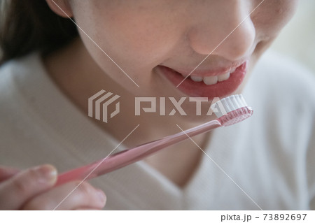 歯ブラシで歯磨きをする女性 歯ブラシで歯磨きをする女性 73892697