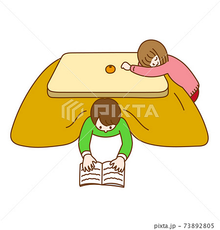 こたつでくつろぐ若い男女2人のイラスト素材