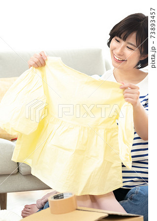 不要品を整理する女性 不要品を整理する女性 73893457