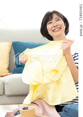 不要品を整理する女性 73893461