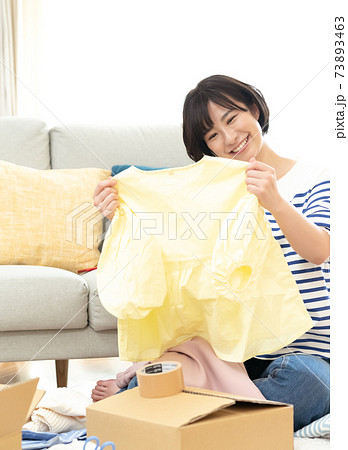不要品を整理する女性 73893463