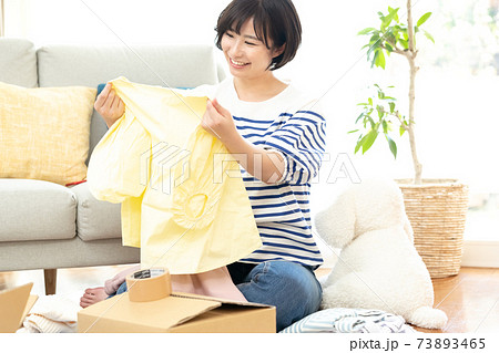 不要品を整理する女性 73893465