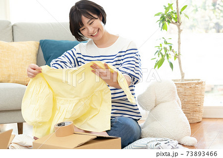 不要品を整理する女性 不要品を整理する女性 73893466