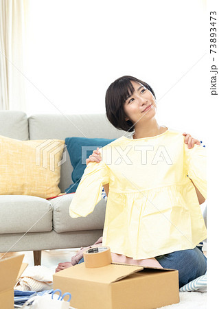 不要品を整理する女性 73893473