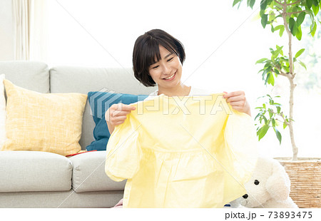 不要品を整理する女性 不要品を整理する女性 73893475