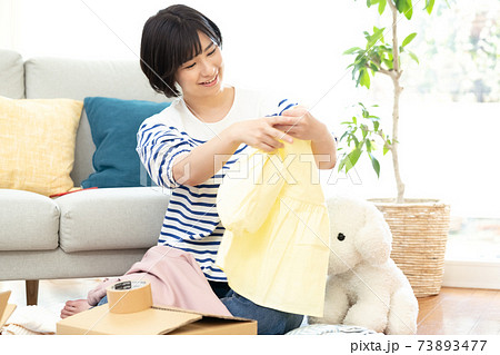 不要品を整理する女性 不要品を整理する女性 73893477