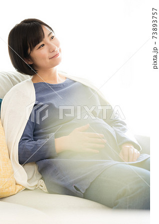 リビングで寛ぐ妊婦 73893757